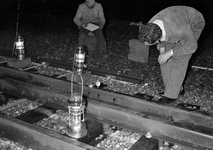 841133 Afbeelding van de meting van het ballastbed van de spoorlijn nabij Dordrecht.